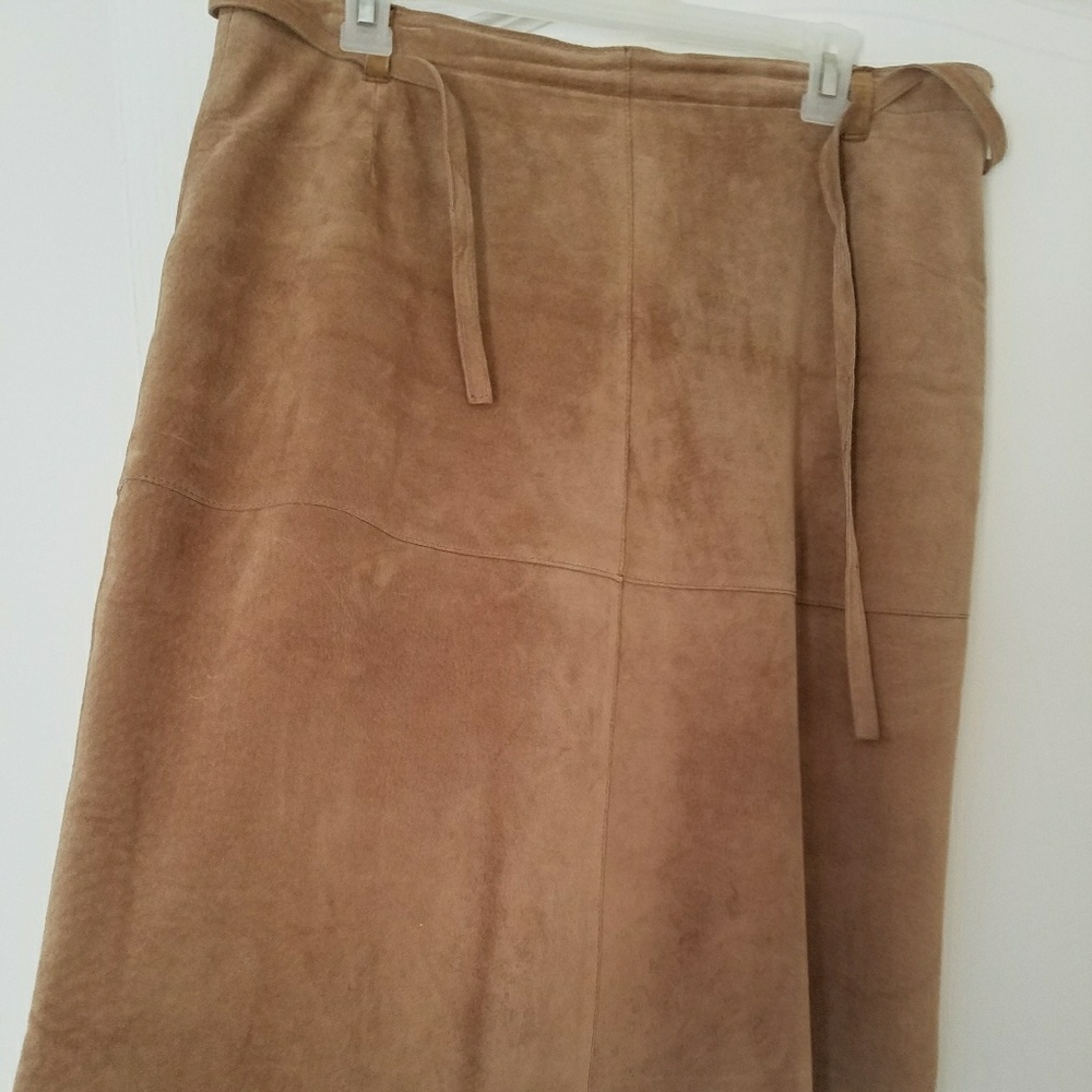 A line suede skirt with a suede belt